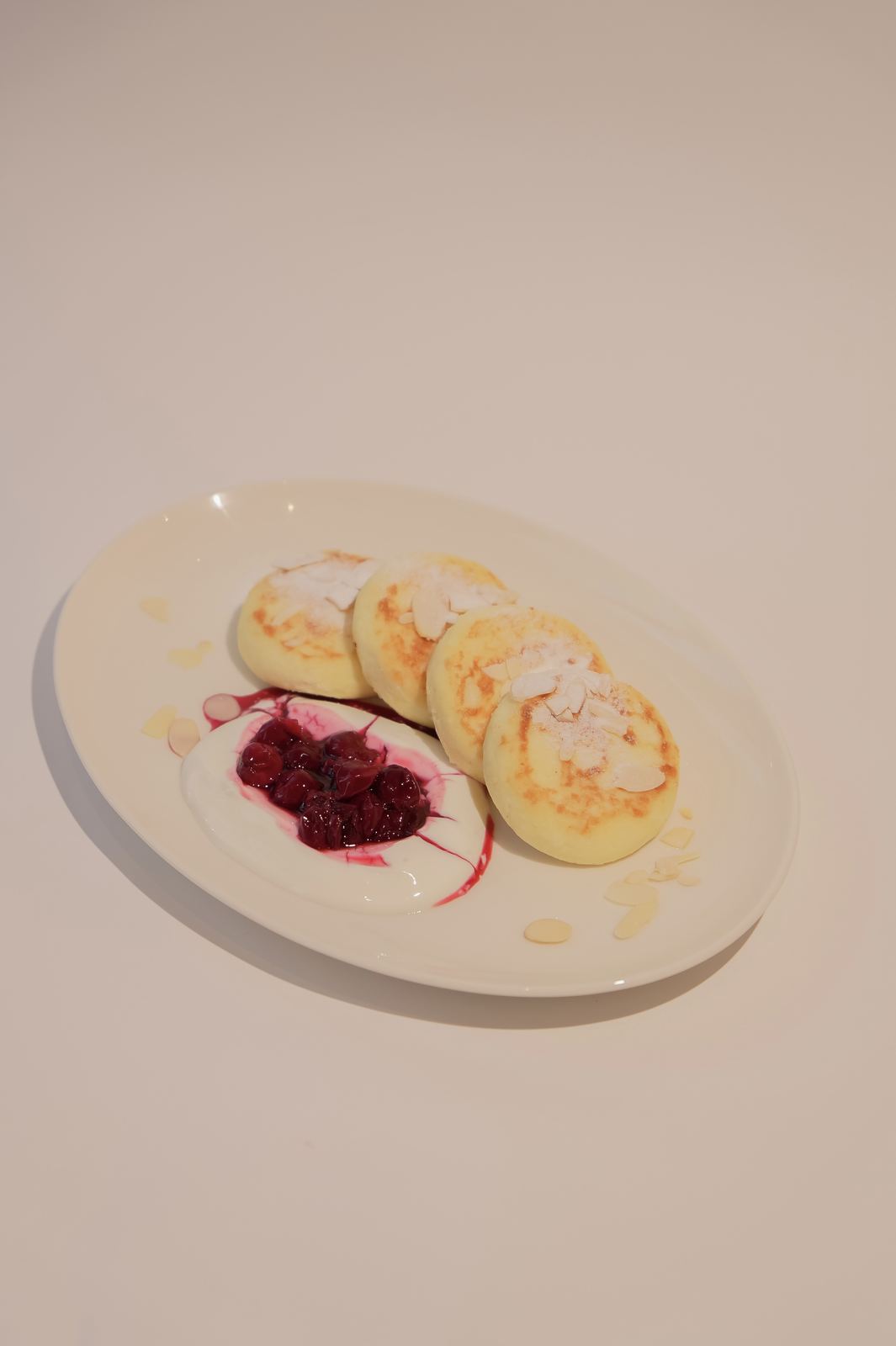 Сырники с вишнёвым конфи